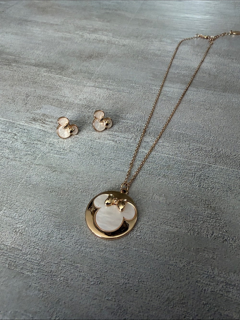 Disney- Gold-tone Mother-of-Pearl Minnie Pendant Necklace and Stud Earrings Set